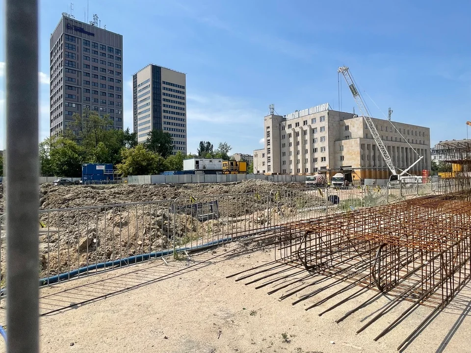 Na razie na placu po hotelu Centrum trwa drążenie tunelu.