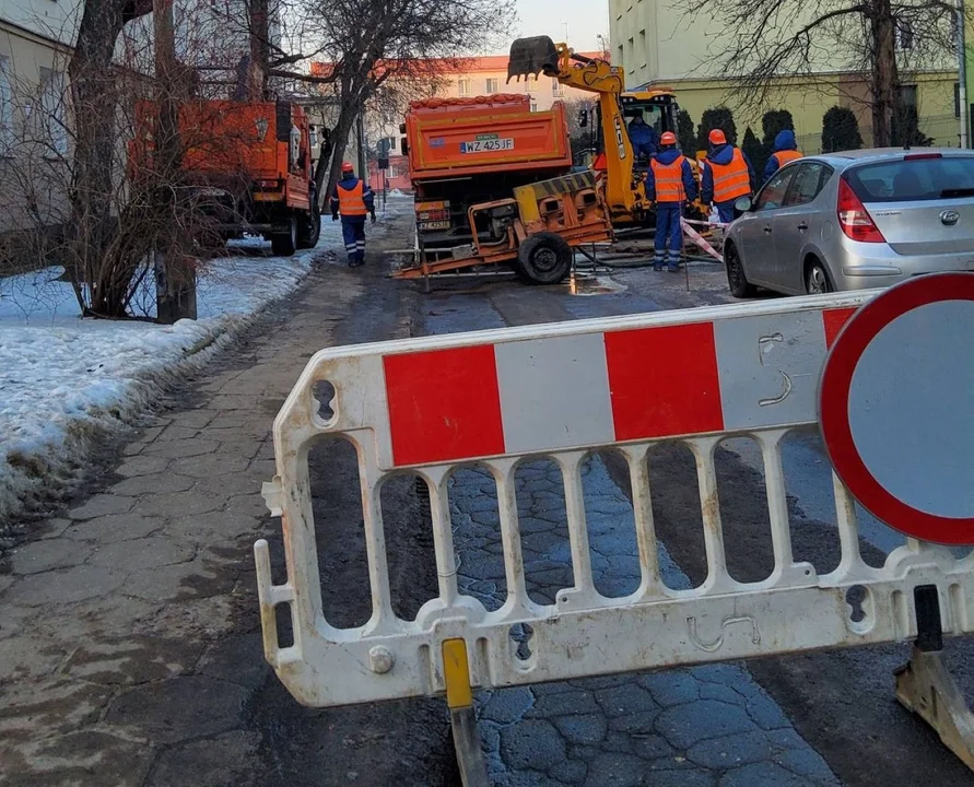 Bałuty: mieszkańcy nie przejadą tą ulicą. Doszło do poważnej awarii [FOTO] - Zdjęcie główne