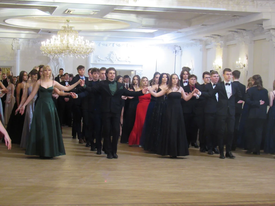 Studniówka rozpoczęta w wielkim stylu przez maturzystów Samorządowego Liceum Ogólnokształcącego im. Romualda Traugutta w Zgierzu [ZDJĘCIA] - Zdjęcie główne