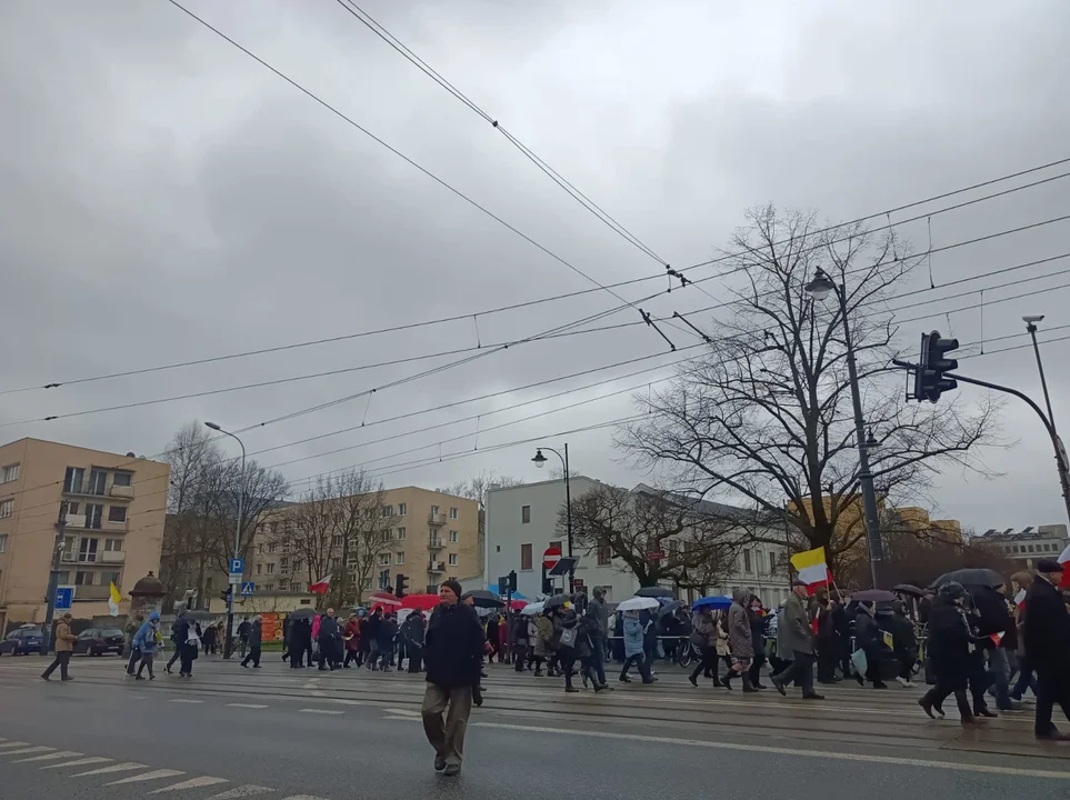 Marsz papieski w Łodzi. Setki łodzian ruszyło ulicami miasta [zdjęcia]