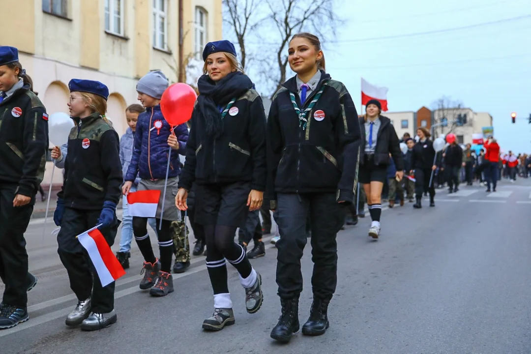 Pochody 11 listopada w Zgierzu. Mieszkańcy tłumnie uczestniczyli w uroczystościach Święta Niepodległości.