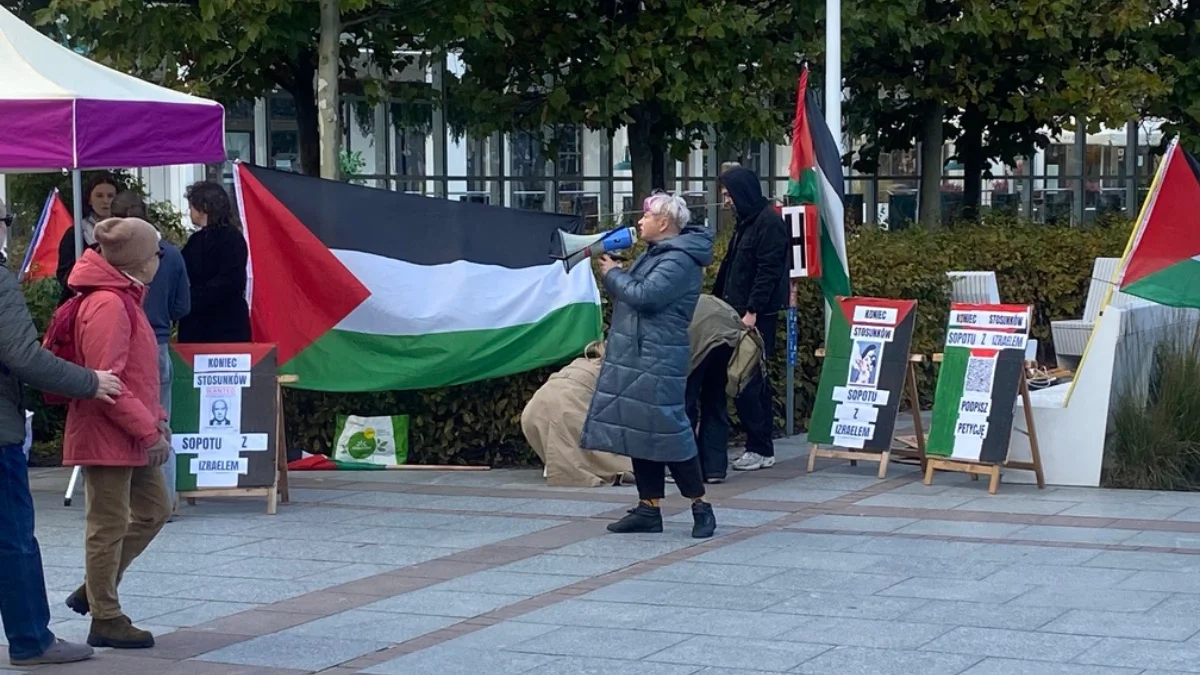 Tłumy na Monciaku. O co toczy się spór w Sopocie? - Zdjęcie główne