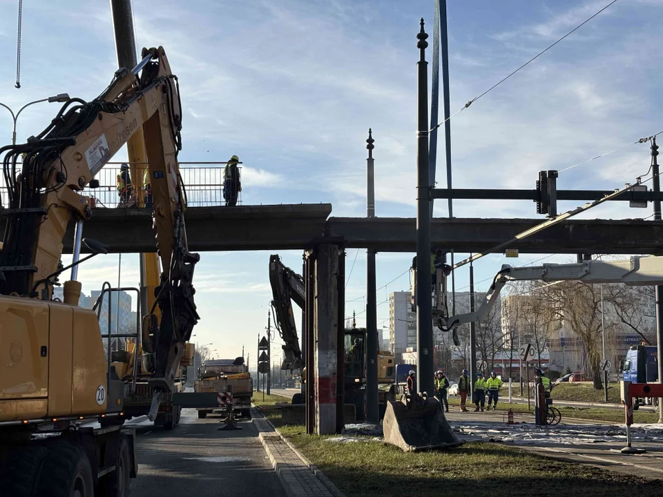 Demontaż starej kładki na łódzkiej Retkini