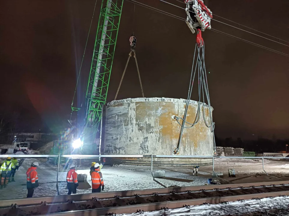 Przenoszenie TBM Faustyny nad torami