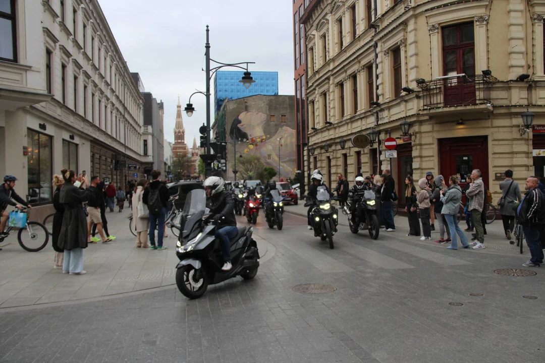 Wielka parada motocyklowa na ulicy Piotrkowskiej w Łodzi