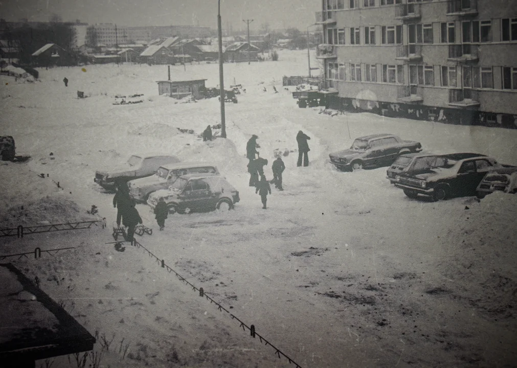 Zasypane ulice i osiedla w Bełchatowie. Zima stulecia na historycznych zdjęciach [FOTO] - Zdjęcie główne