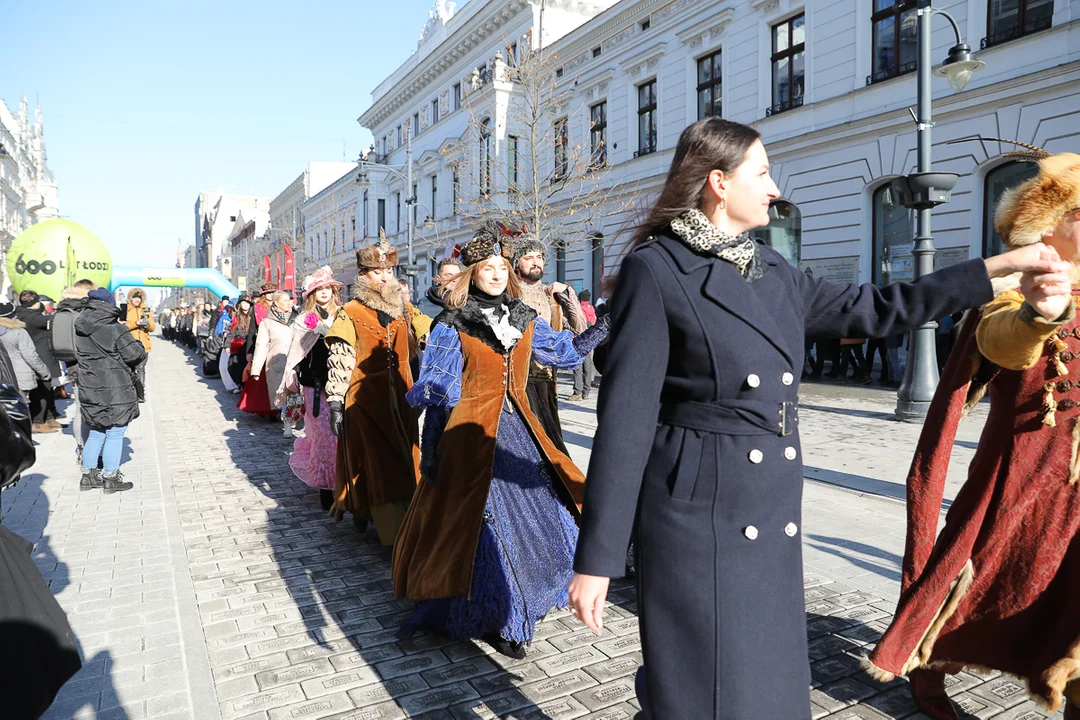 Polonez dla Łodzi. Maturzyści zatańczyli na Piotrkowskiej