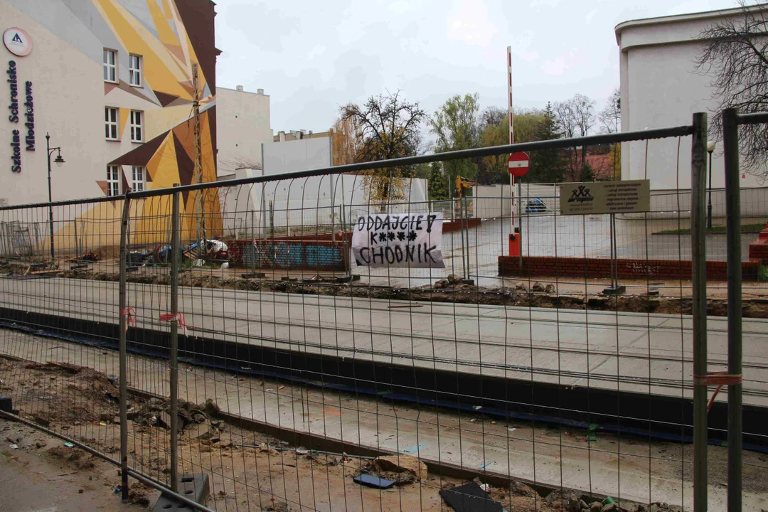 Szczery banner na ulicy Legionów w Łodzi.