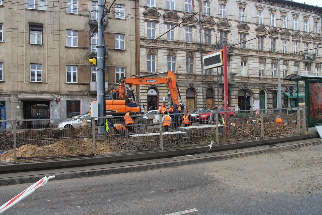 Trwa łączenie nowego torowiska ze starym przy ul.Legionów w Łodzi