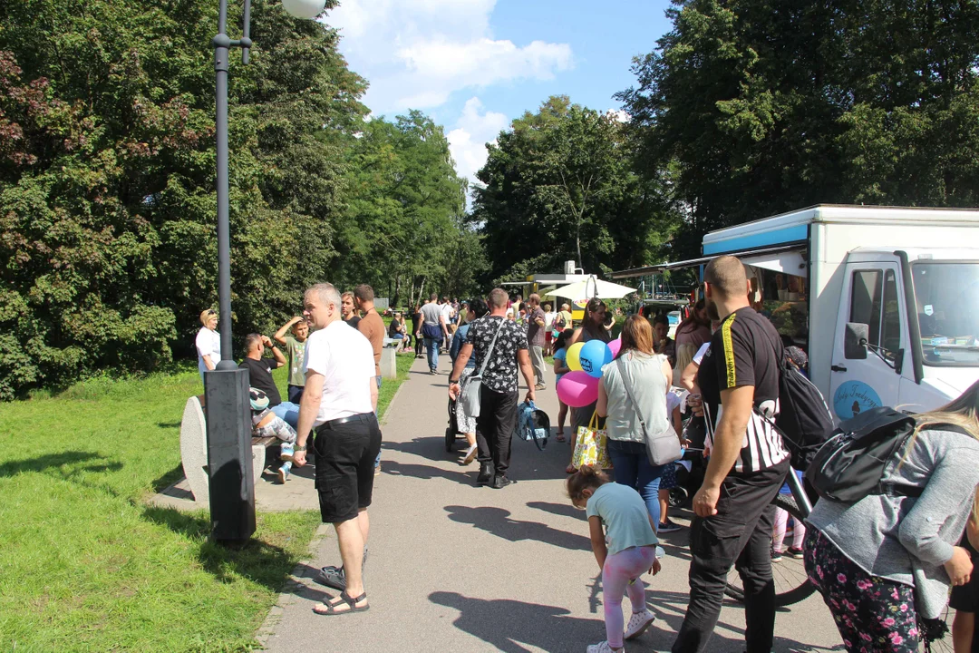 Piknik rodzinny w parku na Młynku w Łodzi