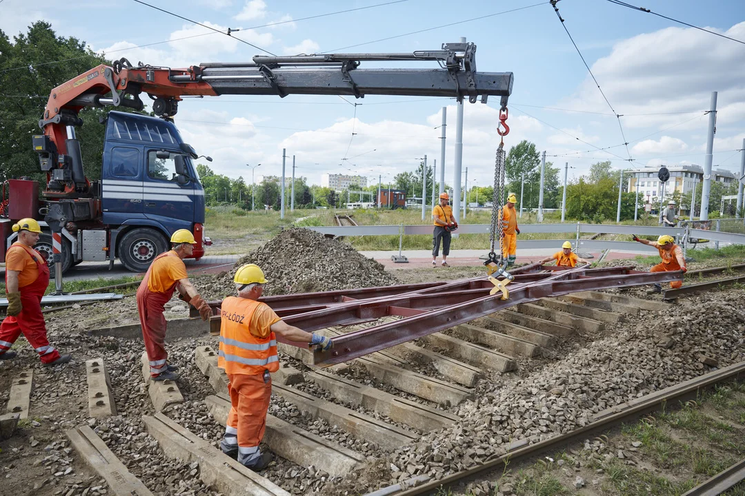 Na Żabieńcu i Teofilowie budują nowe tory. Praca wre aż się kurzy! Co udało się już zrobić? [ZDJĘCIA] - Zdjęcie główne