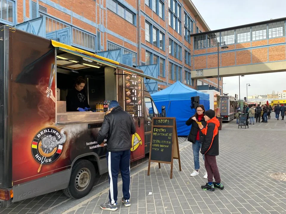 Zlot food trucków. Szaszłyki z metra, kiełbasa z PRL-u, azjatyckie pierożki i wiele innych. Zgłodnieliście? - Zdjęcie główne