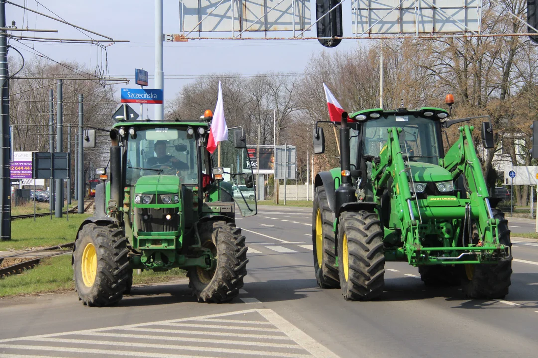 Protest rolników w Łodzi - skrzyżowanie Aleksandrowska/Szczecińska