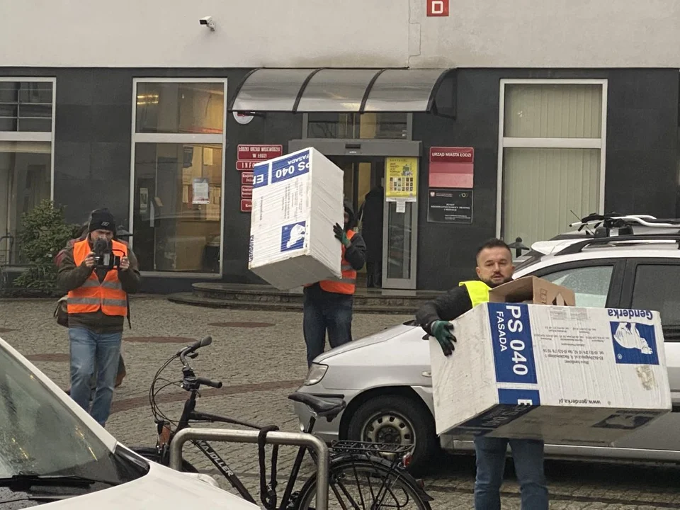 Na znak protestu aleksandrowski radny chciał zamurować wejście do łódzkiego magistratu