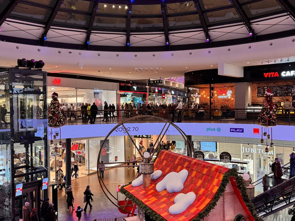 Tłumy w Manufakturze w ostatni weekend listopada. Co przyciągnęło łodzian? - Zdjęcie główne