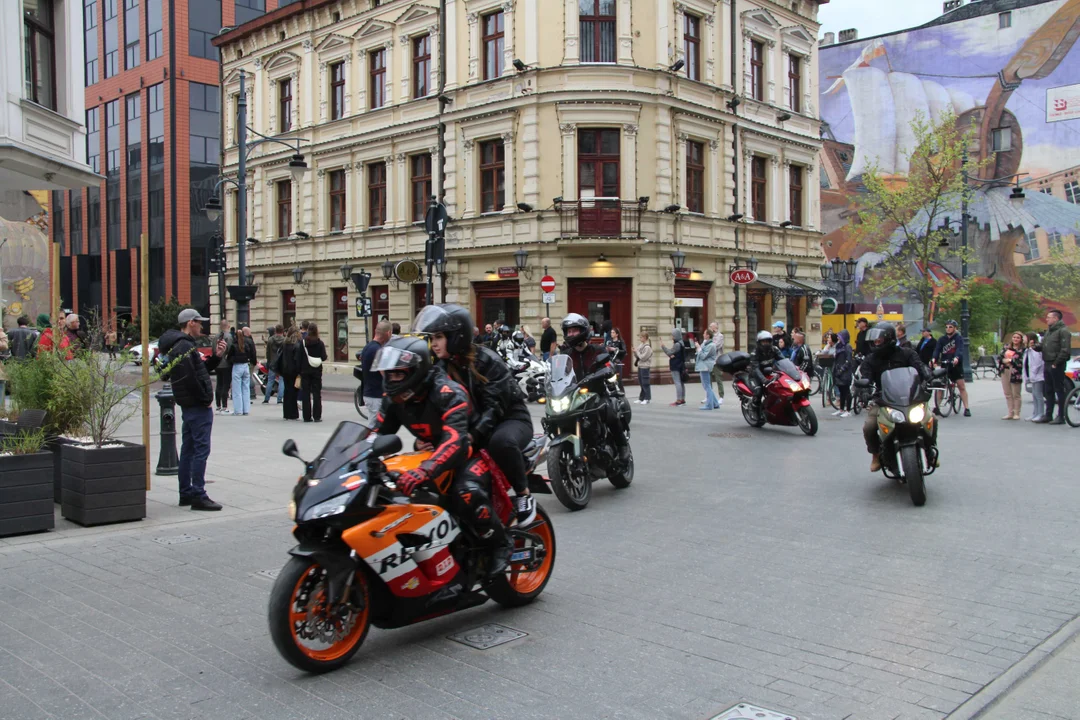 Wielka parada motocyklowa na ulicy Piotrkowskiej w Łodzi