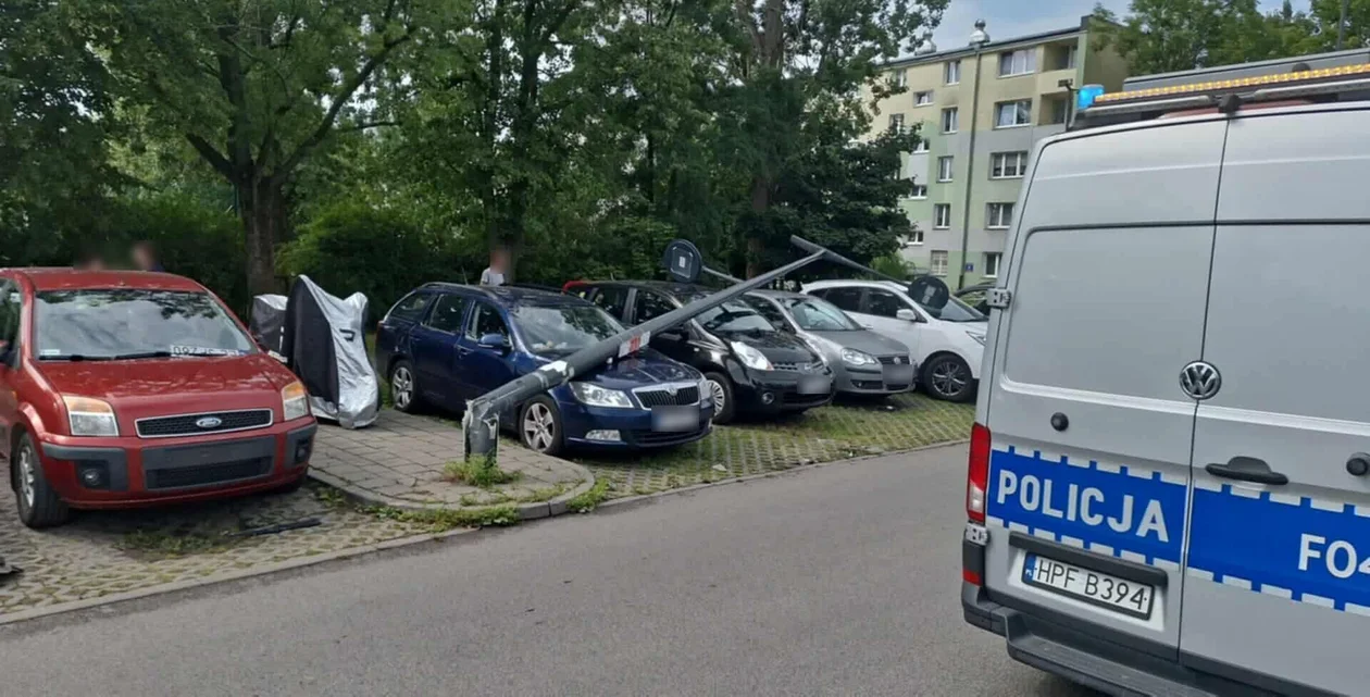 Samochody uszkodzone, ścięta latarnia na Zarzewie
