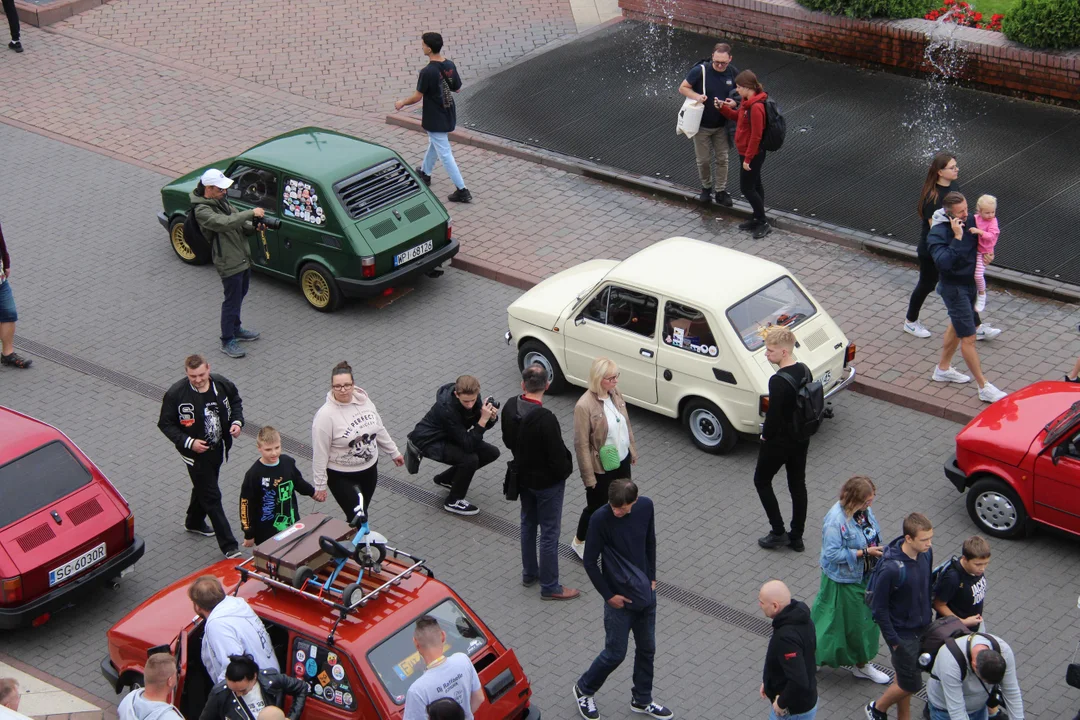 Wielki Zlot Maluchów na rynku w Manufakturze