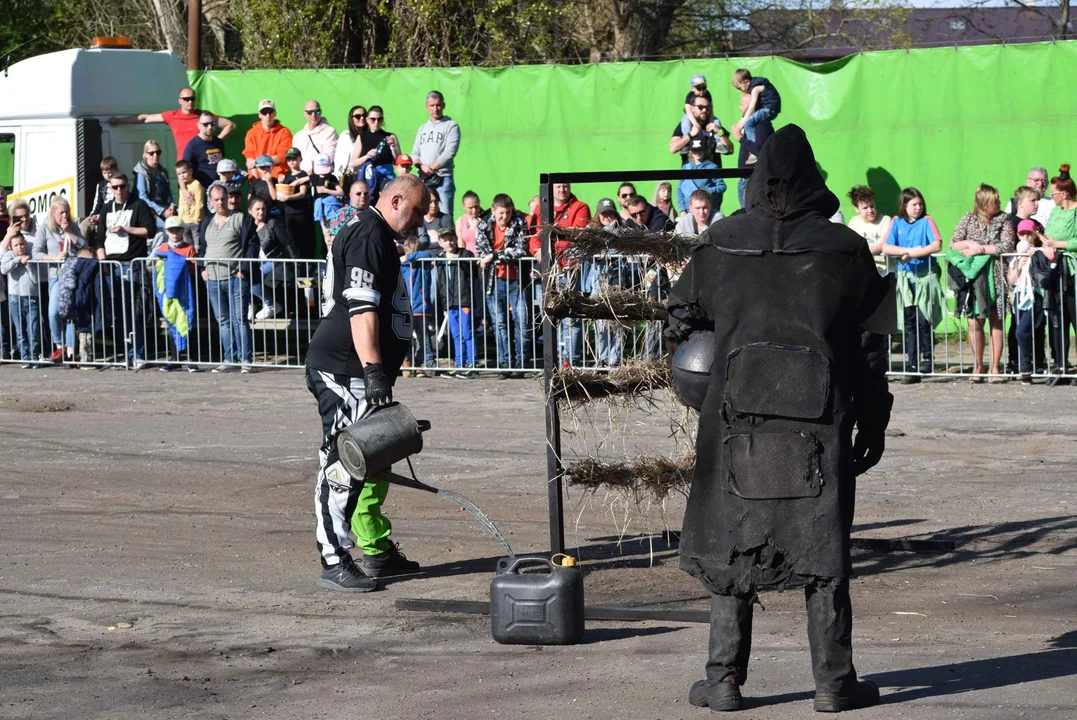 Giganty na czterech kołach zrobiły duże show! Widowiskowy pokaz monster trucków