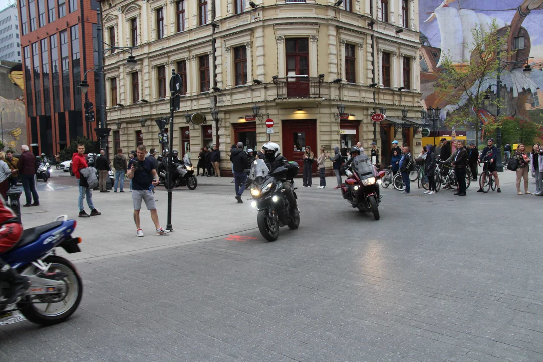 Wielka parada motocyklowa na ulicy Piotrkowskiej w Łodzi