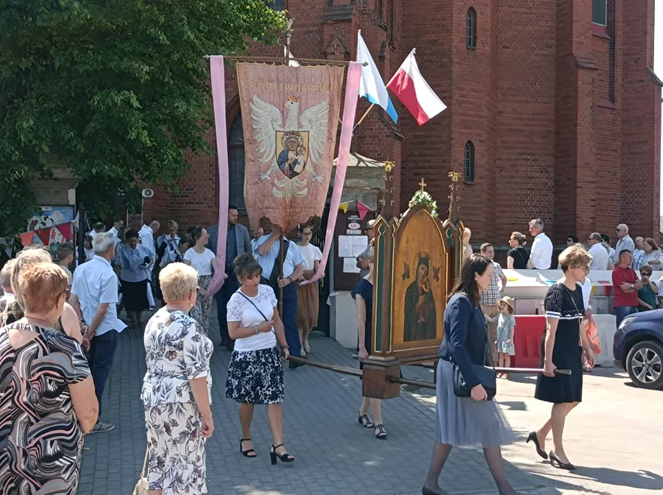 Ulicami Zgierza przeszły procesje Bożego Ciała.