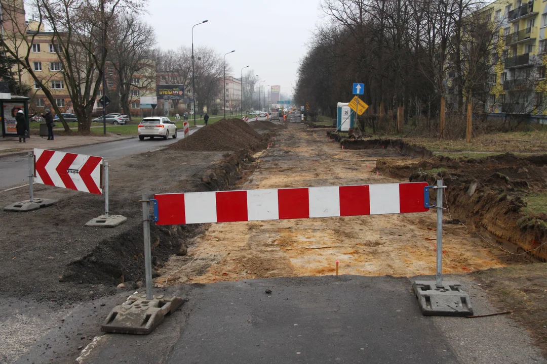 Utrudnienia dla pieszych i podróżnych MPK Łódź na Lutomierskiej