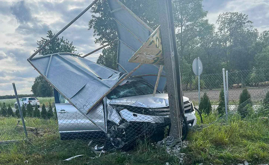 Rozpędzona osobówka minęła patrol policji. Po chwili auto wylądowało na ogrodzeniu [FOTO] - Zdjęcie główne