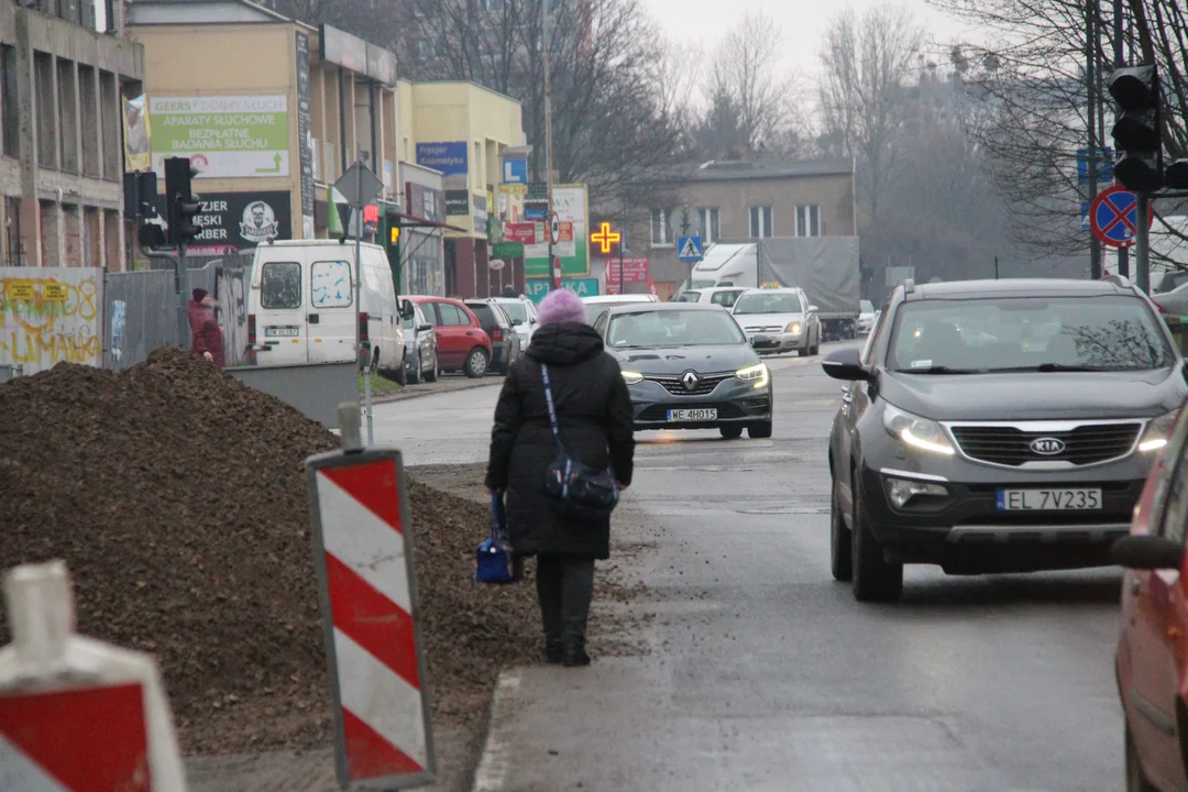 Utrudnienia dla pieszych i podróżnych MPK Łódź na Lutomierskiej