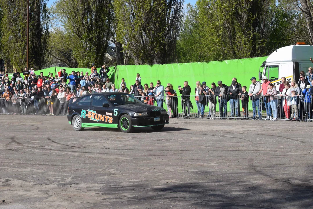 Giganty na czterech kołach zrobiły duże show! Widowiskowy pokaz monster trucków