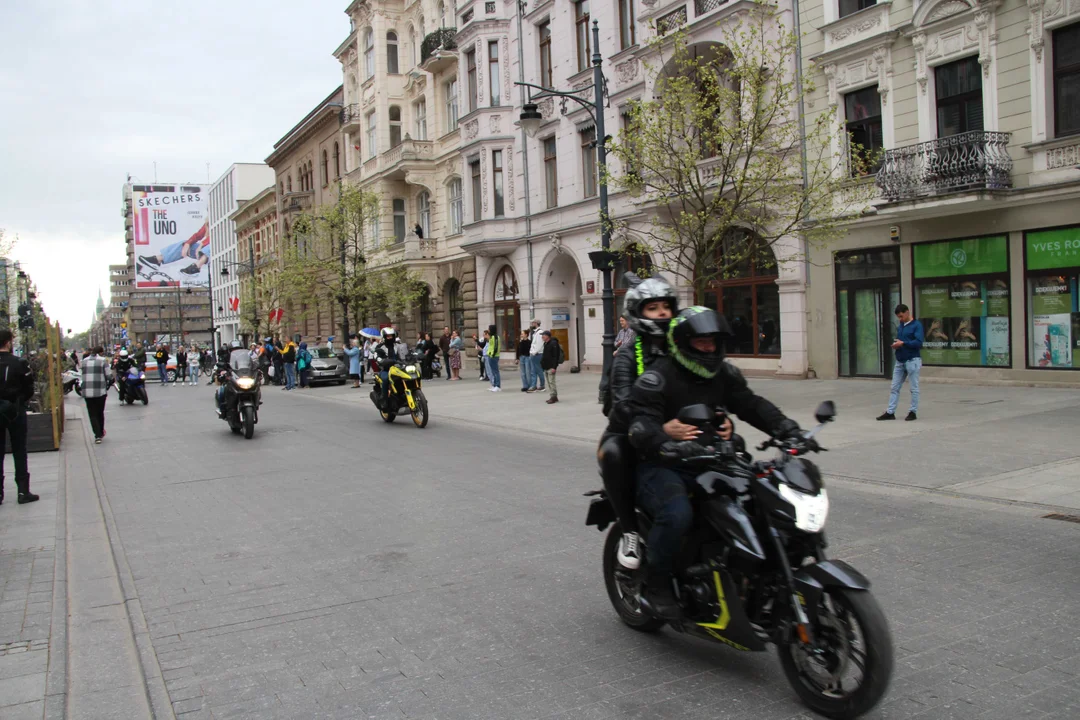 Wielka parada motocyklowa na ulicy Piotrkowskiej w Łodzi