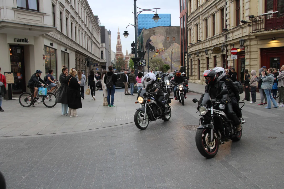 Wielka parada motocyklowa na ulicy Piotrkowskiej w Łodzi