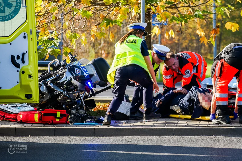 Wypadek na al. Wyszyńskiego. Policyjny motocykl zderzył się z osobówką