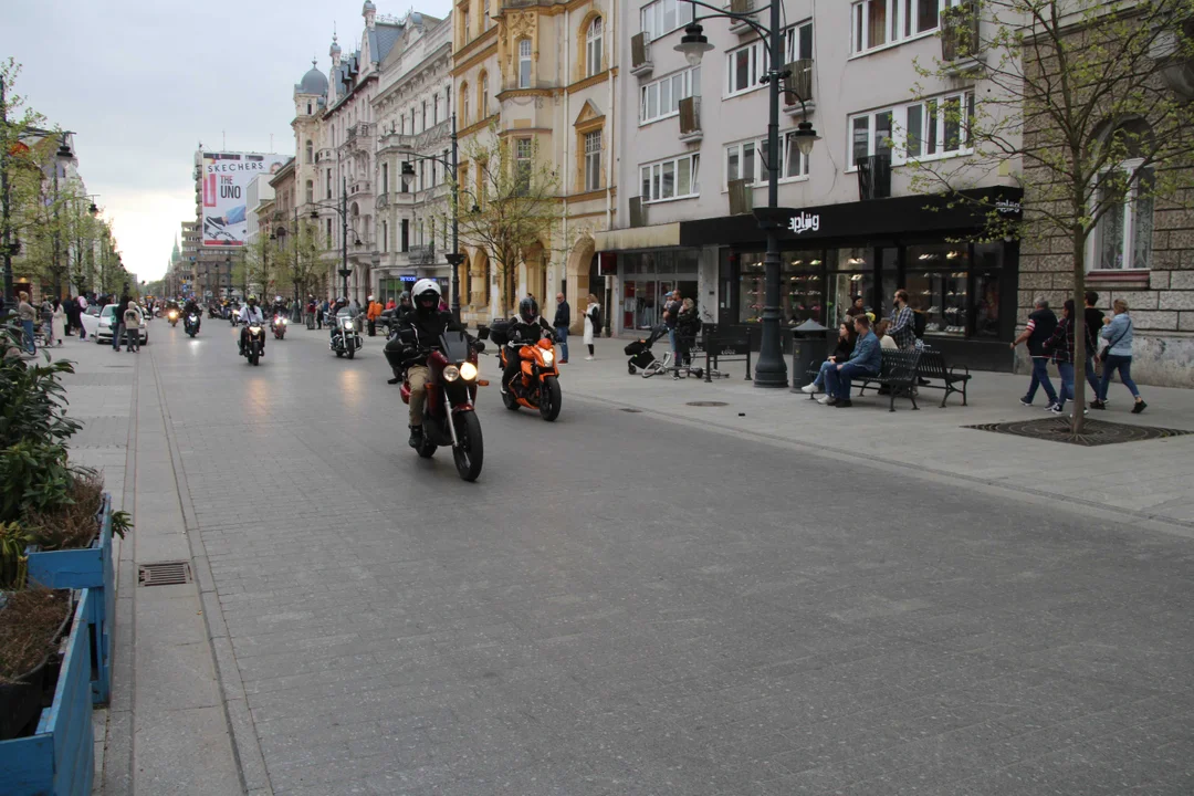 Wielka parada motocyklowa na ulicy Piotrkowskiej w Łodzi