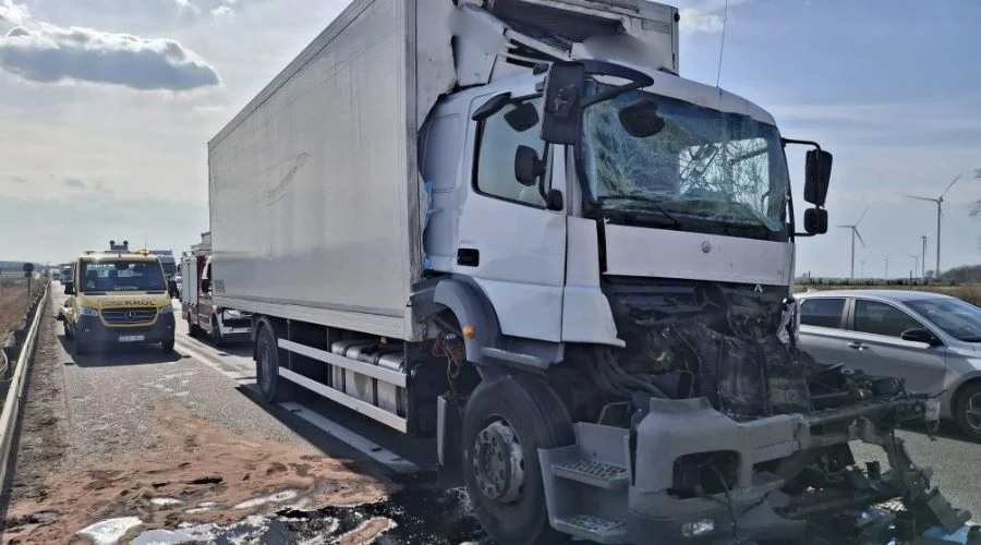 Wypadek s8 zderzenie dwóch ciężarówek