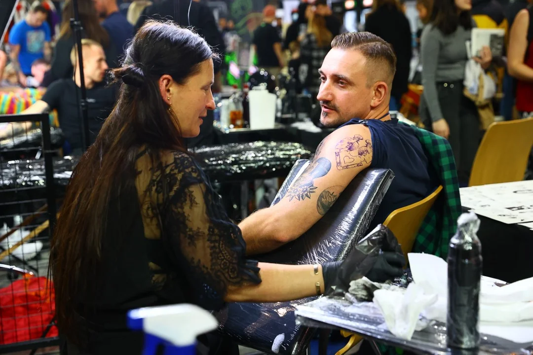 Łódź Tattoo Konwent w Atlas Arenie, wielu łodzian z nowymi dziarkami.