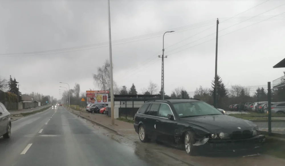 Pijany kierowca BMW stracił panowanie nad pojazdem. Rozbił kilka aut i "skosił" latarnie - Zdjęcie główne