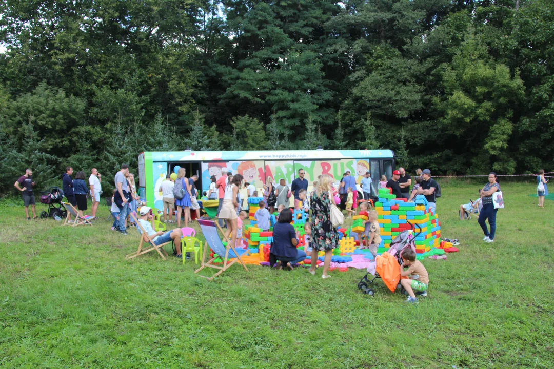 Piknik rodzinny w parku na Młynku w Łodzi