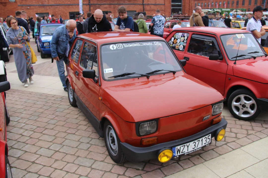 Wielki Zlot Maluchów na rynku w Manufakturze