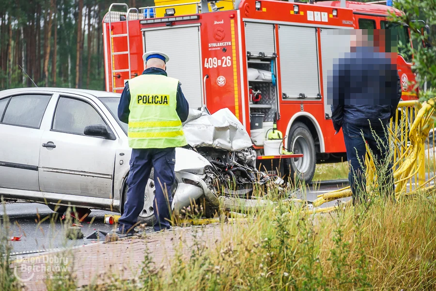 Groźny wypadek między Piotrkowem a Bełchatowem. Zablokowana droga, służby ratownicze na miejscu [FOTO] - Zdjęcie główne