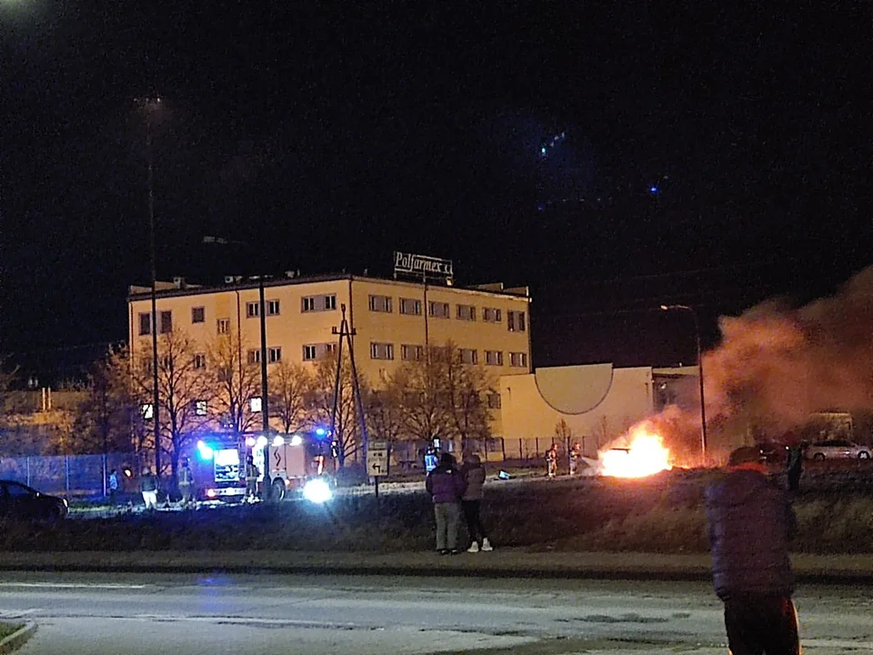 Pożar samochodu na Józefowie. Na miejscu straż pożarna