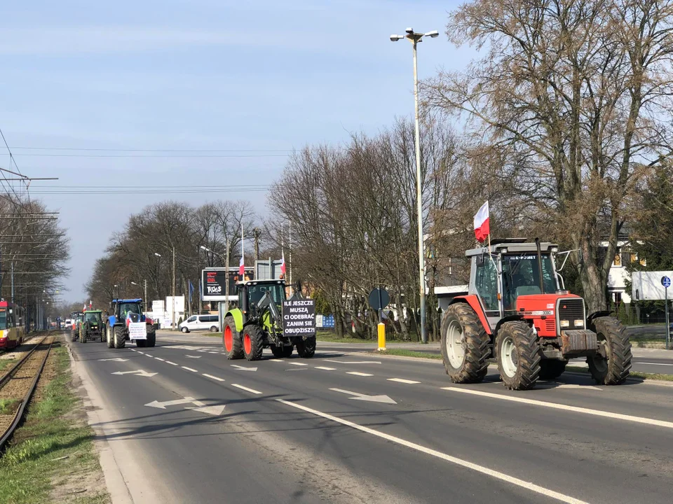 Protest rolników w Łodzi - skrzyżowanie Aleksandrowska/Szczecińska