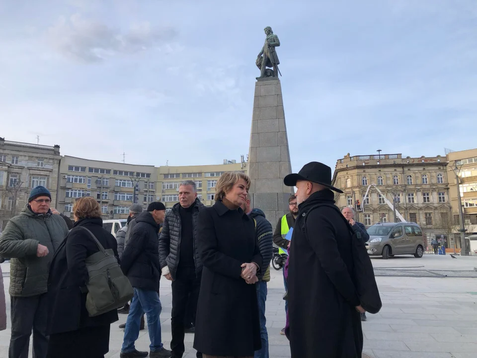 Plac Wolności w Łodzi po społecznych odbiorach. Z jakimi uwagami przyszli mieszkańcy? Co robili tam radni? - Zdjęcie główne