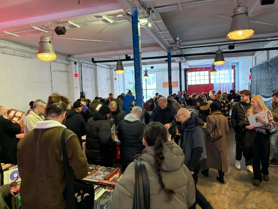 Tysiące winyli i książek na 100czni. Niedzielne targi przyciągnęły pasjonatów - Zdjęcie główne