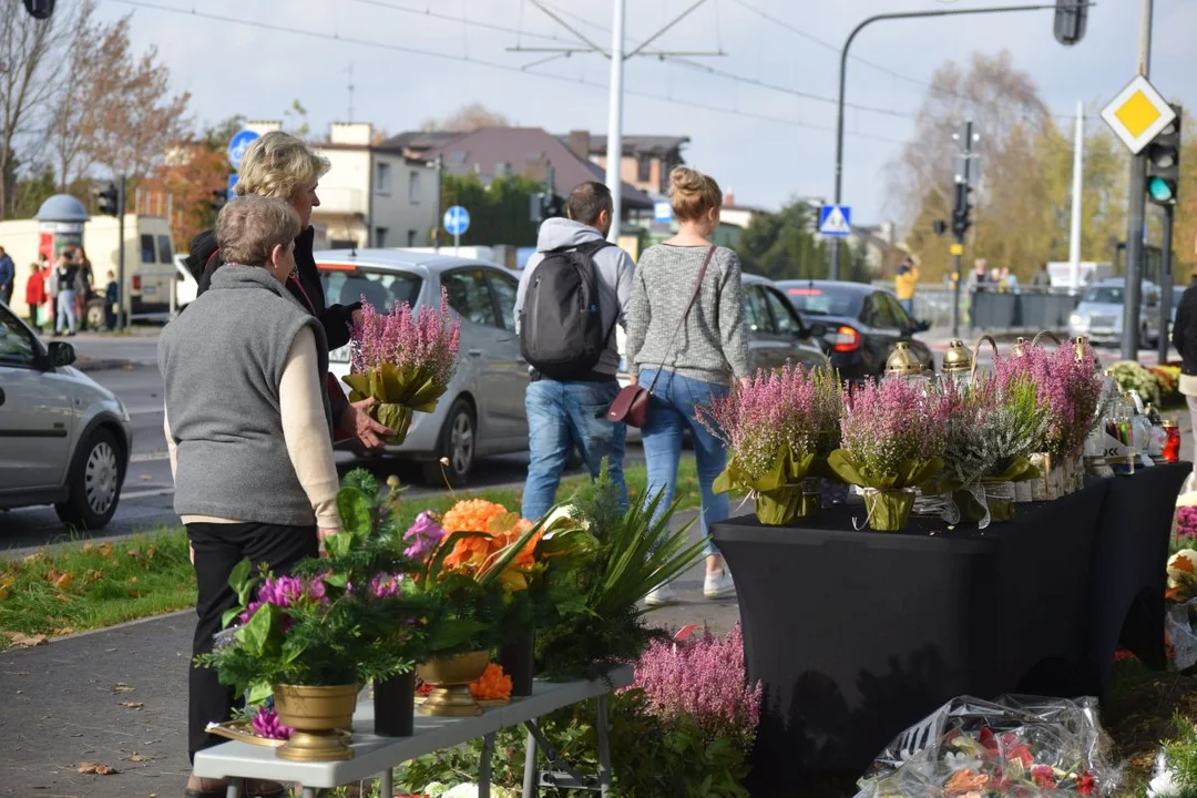 Łodzianie przygotowują groby bliskich do Wszystkich Świętych