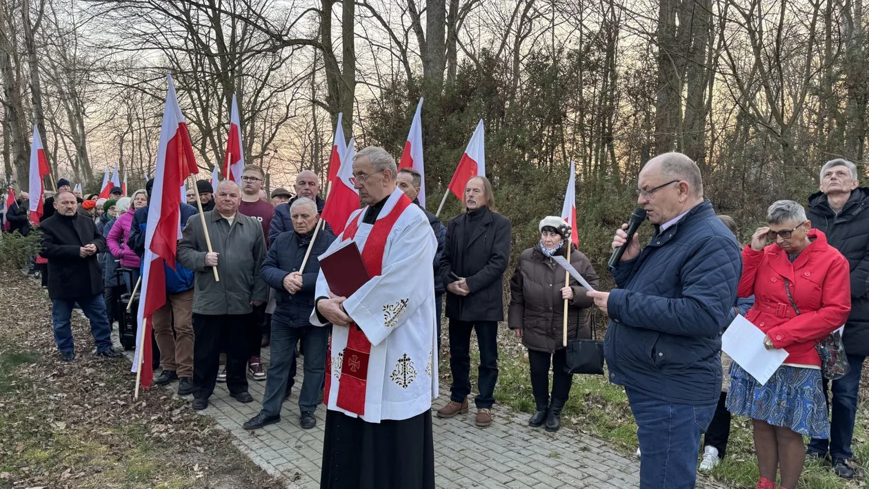 Droga Krzyżowa pod Kutnem. Przybyli pielgrzymi z różnych stron Polski (ZDJĘCIA) - Zdjęcie główne