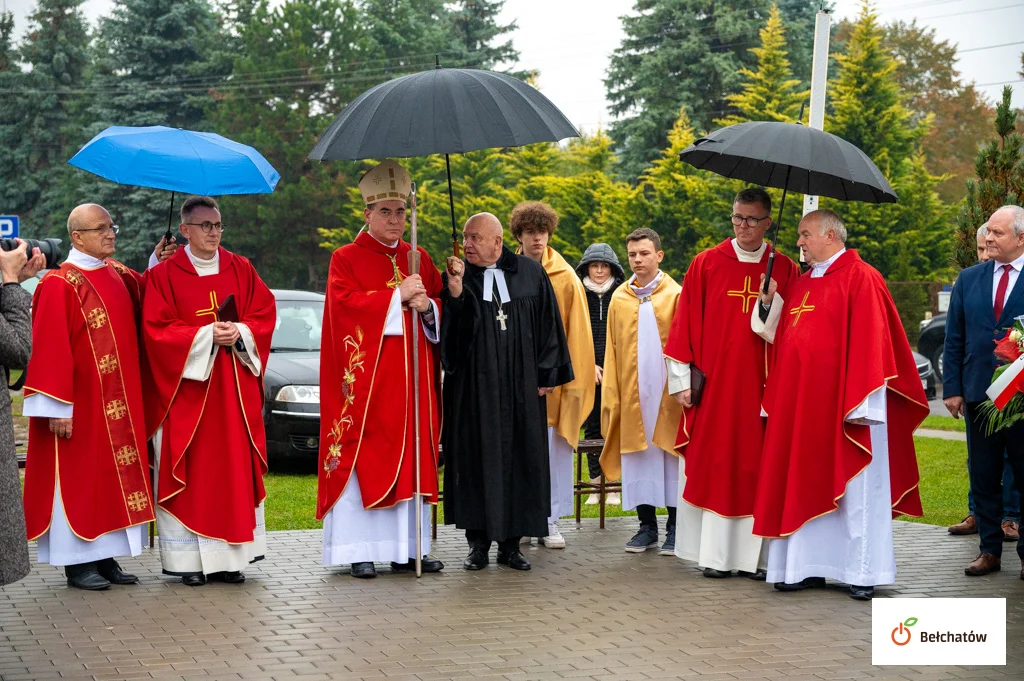 Księża, samorządowcy i mieszkańcy modlili się w strugach deszczu. Uroczystość w bełchatowskiej parafii [FOTO] - Zdjęcie główne