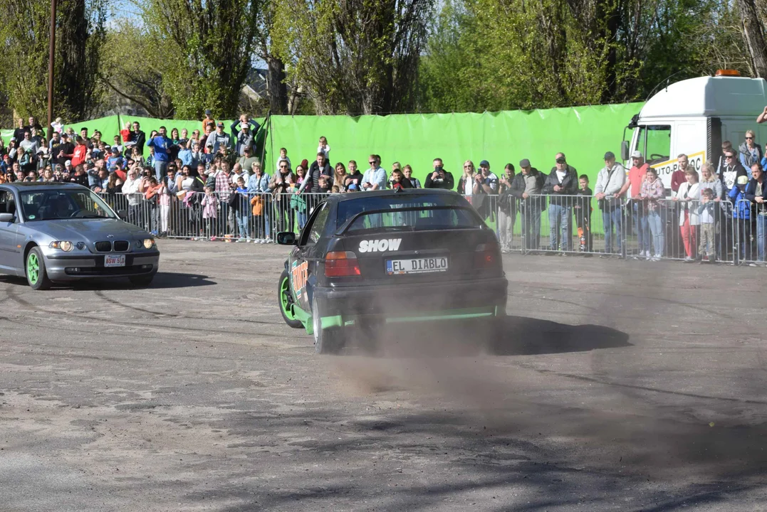 Giganty na czterech kołach zrobiły duże show! Widowiskowy pokaz monster trucków