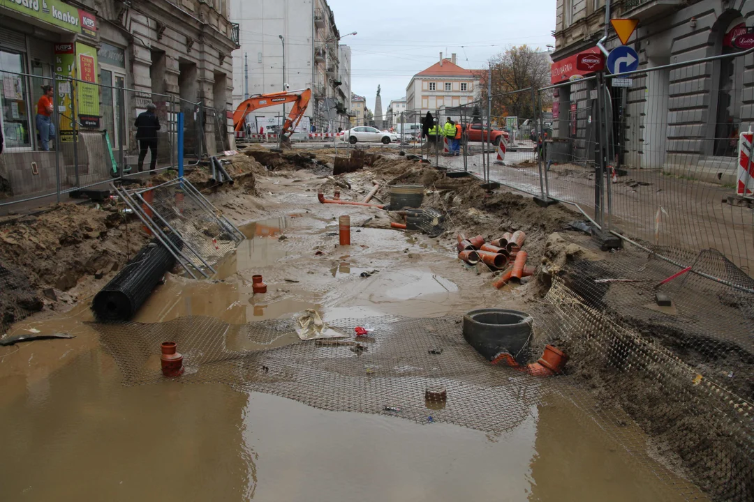 Uszkodzona rura na ul. Legionów w Łodzi