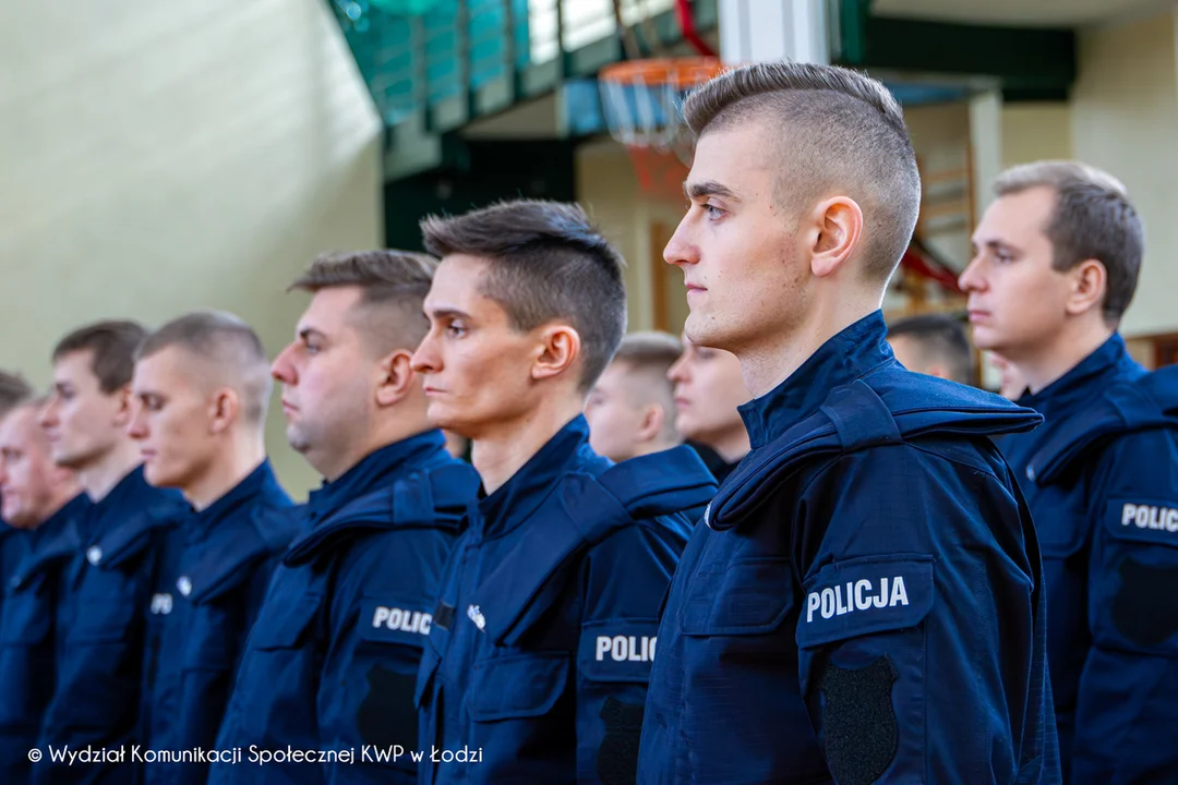 "Służyć wiernie narodowi...". Ponad 60 nowych policjantów złożyło ślubowanie [ZDJĘCIA] - Zdjęcie główne