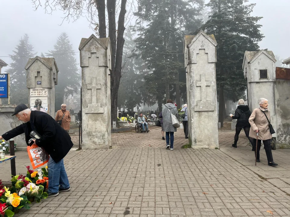 Przygotowania do Wszystkich Świętych w pełni na cmentarzu Rzymskokatolickim p. wezw. św. Franciszka na Chojny